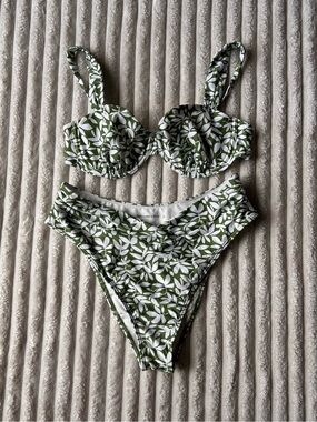 Abercrombie green and white floral bikini
